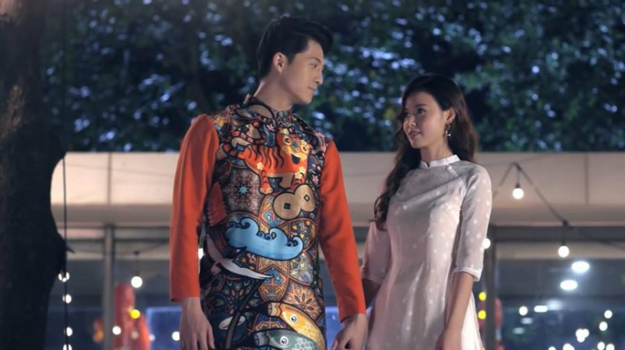 Cô viết status về tình yêu hay chia sẻ MV quảng cáo có cảnh tình tứ bên "bạn trai tin đồn" Harry Lu.