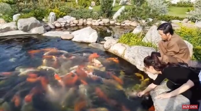 Đặc biệt, không chỉ đặt tên rất nhiều các nghệ sĩ Việt Nam nổi tiếng trong và ngoài nước cho những chú cá trong hồ, Hoài Linh còn có một chú cá mang tên mình. Đó là con cá chép màu đồng và có vân.