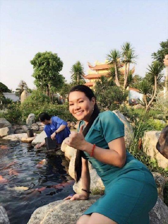 Nghệ sĩ cải lương Ngọc Huyền cũng từng chia sẻ đoạn video quay cảnh Hoài Linh đang miệt mài cho cá ăn.