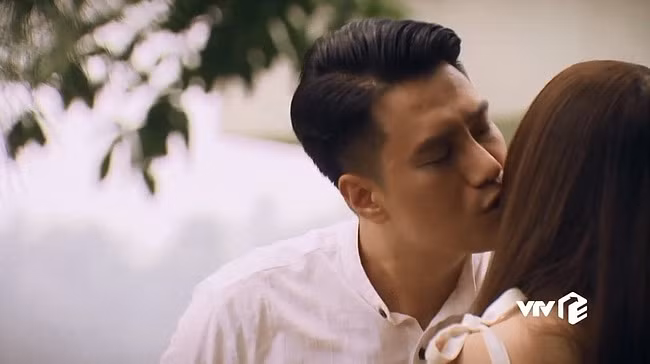 Mở màn những phân cảnh đầu tiên, Quỳnh Trinh và Chủ tịch HĐQT tập đoàn Hồng Vũ - Mai Hồng Vũ (Việt Anh) có mối quan hệ thân thiết, móc nối với nhau để kiếm tiền từ những người lắm tiền.