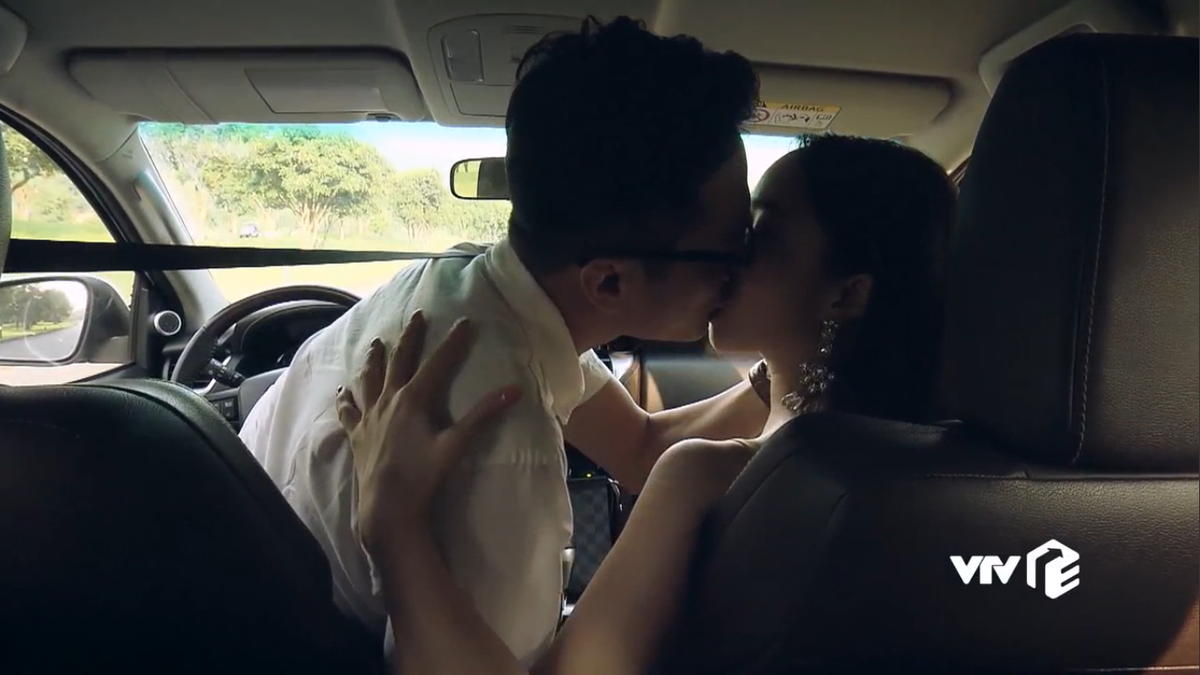 Phim còn có sự xuất hiện của Chí Nhân vai Phó giám đốc Sở Kế hoạch, Đầu tư tỉnh Việt Thanh - Trần Bạt, con trai Chủ tịch tỉnh. Bạt và Trinh có mối quan hệ tình cảm đôi bên cùng có lợi.