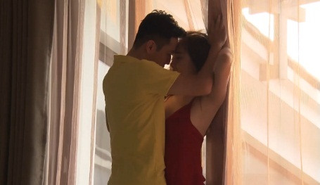 Trong một bài phỏng vấn mới đây, Quỳnh Nga chia sẻ cảnh nóng với Chí Nhân thậm chí còn bạo liệt hơn cả Nhã và Vũ trong "Về nhà đi con".