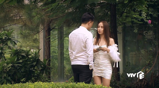 Trong "Sinh tử", Quỳnh Nga vào vai Quỳnh Trinh - Hoa khôi tỉnh và là chủ một nhà hàng.