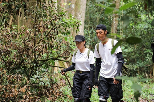 Là đội xuất phát đầu tiên, Phương Oanh – Hữu Lập thể hiện tinh thần quyết tâm cao. Trong quá trình tìm đồ, Phương Oanh "Quỳnh búp bê" bắt đầu thể hiện thái độ bức xúc vì không thấy đồ của đội mình và nghi ngờ có đội khác chơi xấu. “Tại sao tôi tìm hết xung quanh rồi mà đồ của đội tôi vẫn không có, trong khi các đội khác rất dễ tìm? Tại sao đồ của tôi lại khó khăn như thế? Tôi không thích như vậy, tôi không chơi nữa. Như thế là chơi không fair-play”, Phương Oanh lớn tiếng nói.