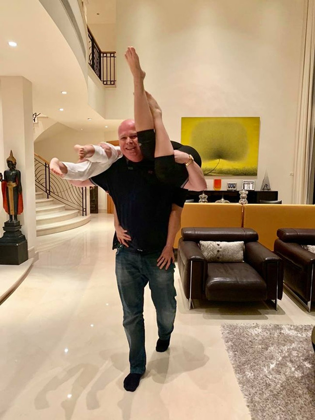 Tổ ấm của giọng ca 42 tuổi thêm hạnh phúc viên mãn khi có thêm sự xuất hiện của cậu con trai đầu lòng là bé Gấu. Năm 2015, vợ chồng Thu Minh "chịu chi" tậu hẳn căn biệt thự trị giá 85 tỷ đồng để chào đón bé Gấu.