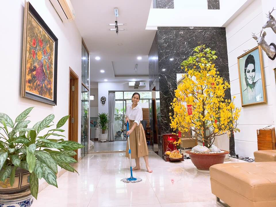 Trên mạng xã hội, Thu Minh khiến nhiều người ngưỡng mộ và ghen tỵ khi thường xuyên khoe cuộc sống vương giả và hạnh phúc bên gia đình nhỏ.