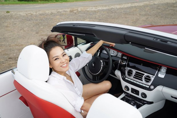 Không chỉ sống trong nhà cao cửa rộng, Thu Minh còn sở hữu hai chiếc xe hơi hạng sang có giá hơn chục tỷ đồng.