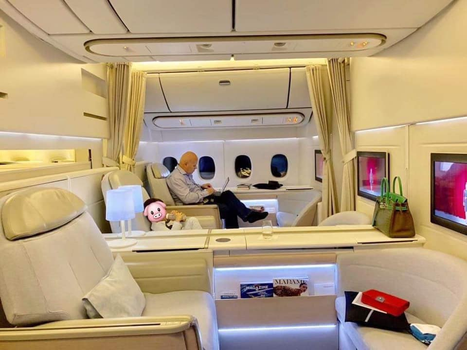 Giọng ca 7X khoe một góc "hạng sang" của gia đình trên máy bay.