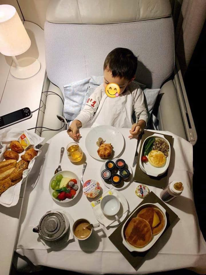 Thiếu gia nhí nhà Thu Minh cũng được tận hưởng các dịch vụ sang trọng.