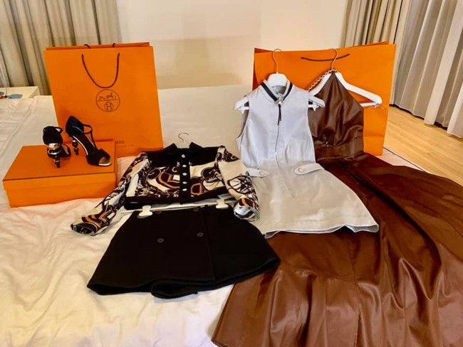 Thu Minh thường xuyên khoe bộ sưu tập hàng hiệu từ túi xách, quần áo, giày dép đến đồng hồ đắt tiền. Ở tuổi U50, "nữ hoàng nhạc dance" có cuộc sống sung sướng mà nhiều người phải ao ước. Ảnh: FBNV.