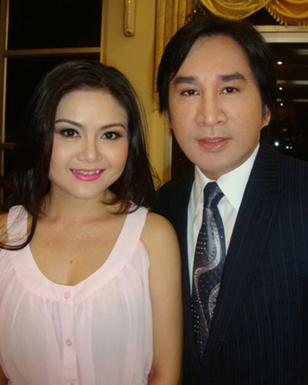 Khá kín tiếng trong chuyện đời tư nhưng mới đây, nam nghệ sĩ sinh năm 1966 tiết lộ trên Vietnamnet chuyện anh và vợ ba sống chung với nhau gần 10 năm chưa đăng ký kết hôn.