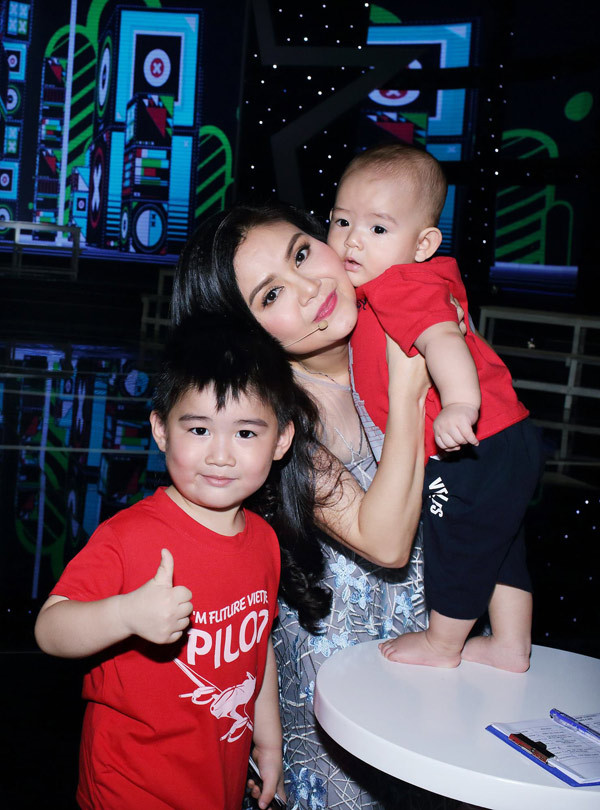 Kim Tử Long có 5 người con, 3 con với 2 người vợ cũ và 2 con trai với người vợ hiện tại. Ảnh: 24h.