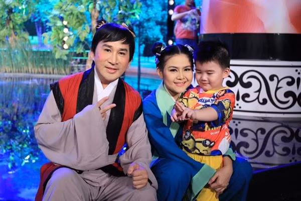 Sự yêu thương, tin tưởng, tôn trọng lẫn nhau khiến cuộc sống gia đình Kim Tử Long luôn êm ấm, hạnh phúc.