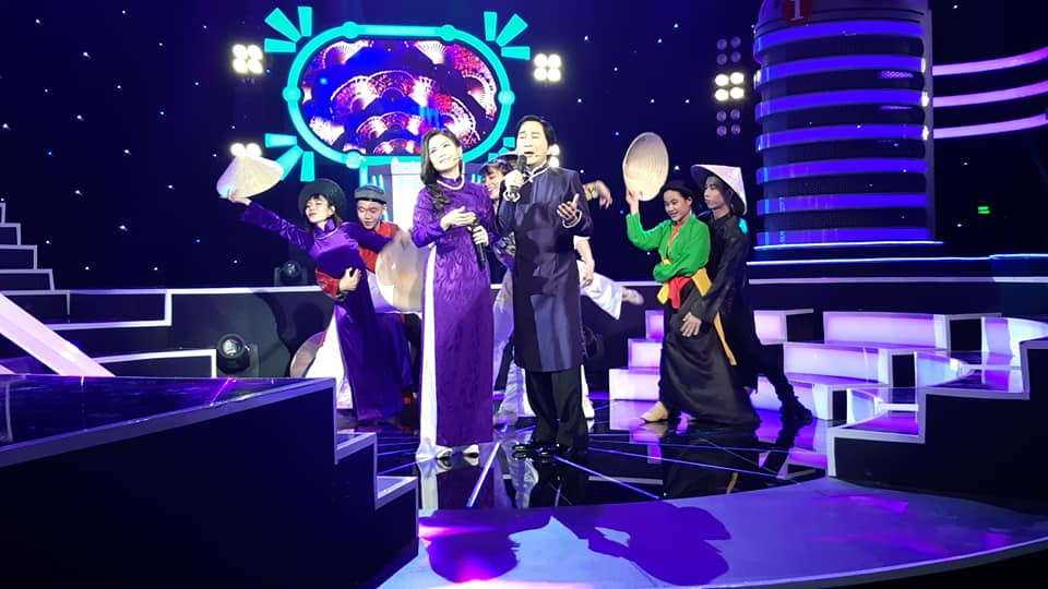 Nữ nghệ sĩ thường xuyên xuất hiện bên ông xã trên những sân khấu cải lương và gameshow sau thời gian hạn chế tham gia nghệ thuật để chăm lo cho gia đình. Ảnh: Thien Pham.