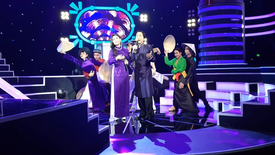 Nữ nghệ sĩ thường xuyên xuất hiện bên ông xã trên những sân khấu cải lương và gameshow sau thời gian hạn chế tham gia nghệ thuật để chăm lo cho gia đình. Ảnh: Thien Pham.