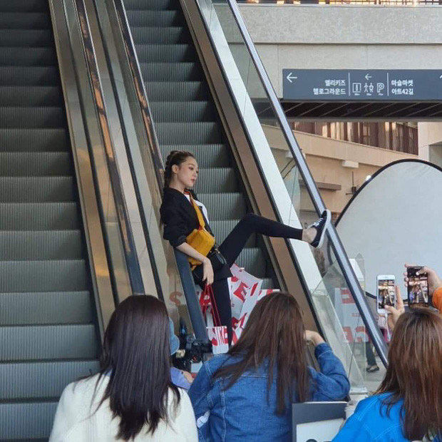 Sulli là cựu thành viên nhóm nhạc F(x) nổi tiếng Hàn Quốc. Trước khi Sulli tự tử, cô được mệnh danh là một trong những thần tượng Kpop xinh đẹp nhất nhì xứ Kim Chi. Ảnh: Twitter.