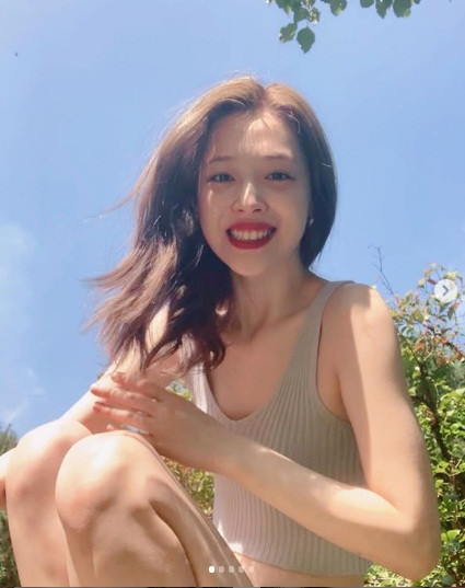 Trong những bức ảnh mới đây, dễ nhận thấy dù Sulli có gầy gò và hốc hác hơn trước nhưng gươnng mặt cô vẫn toát lên vẻ đẹp rạng rỡ với nụ cười luôn nở trên môi. Ảnh: Instagram nhân vật.