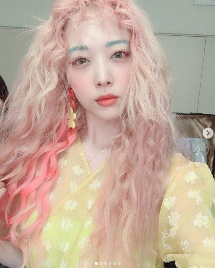 Trước khi tìm đến cái chết, Sulli đã không ít lần chia sẻ về áp lực của một người nổi tiếng: "Em nói rằng bản thân kiệt sức rồi nhưng không một ai lắng nghe cả. Em cảm thấy vô cùng cô đơn".