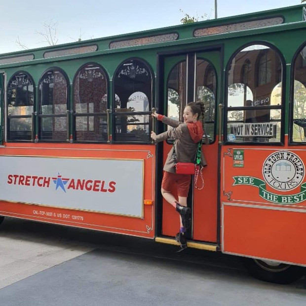 Nhan sắc rạng rỡ của Sulli khiến những người hâm mộ cô phải tiếc nuối khi mãi mãi dừng lại ở tuổi 25. Thậm chí, một ngày trước khi tự tử, nữ ca sĩ thần tượng vẫn tươi cười rạng rõ chụp ảnh quảng cáo. Ảnh: Twitter.