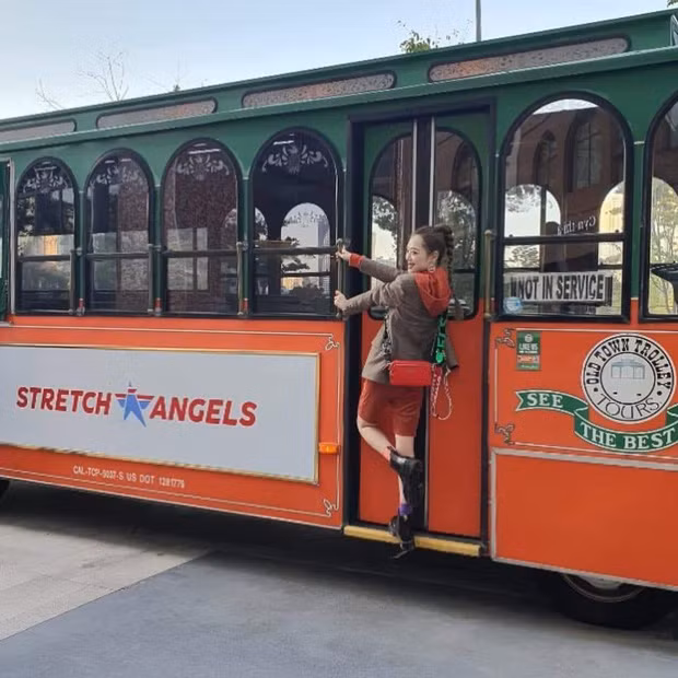 Nhan sắc rạng rỡ của Sulli khiến những người hâm mộ cô phải tiếc nuối khi mãi mãi dừng lại ở tuổi 25. Thậm chí, một ngày trước khi tự tử, nữ ca sĩ thần tượng vẫn tươi cười rạng rõ chụp ảnh quảng cáo. Ảnh: Twitter.