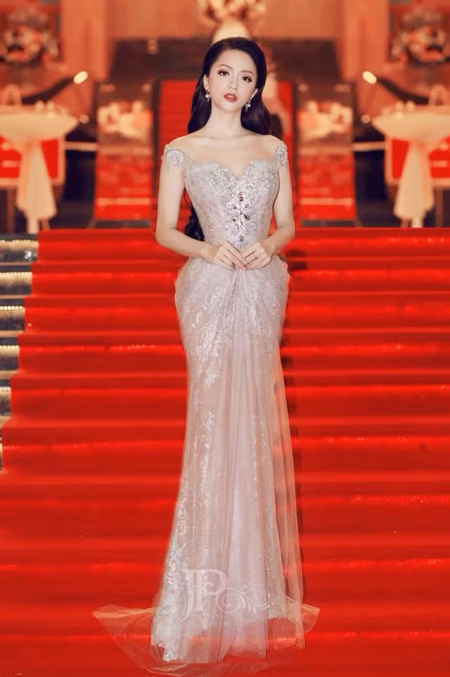 Hoa hậu Hương Giang xuất hiện tại một sự kiện ở Đà Nẵng trong chiếc váy đuôi cá đính sequin lấp lánh, khoe 3 vòng hoàn hảo cùng vẻ đẹp thần thái. Ảnh: Linh Khanh Pham.