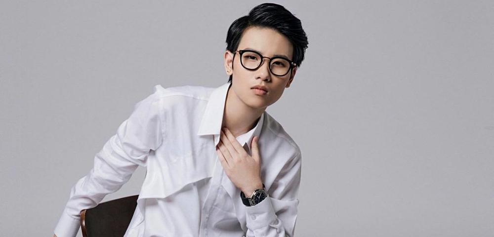 Hồi tháng 6/2019, Tiên Cookie bị chỉ trích gay gắt khi đăng status với nội dung: “Ca sĩ và người của công chúng nói chung chỉ nên yêu cái nghề của mình, chứ đừng yêu công chúng". Dù sau đó lên tiếng giải thích với thái độ hằn học rằng ý nghĩa của lời phát ngôn không hề xấu, nhưng Tiên Cookie đã nhận điểm trừ từ nhiều khán giả. Ảnh: FBNV.