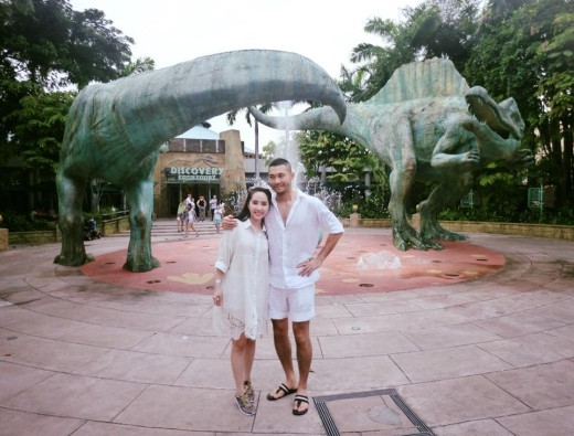 Hai vợ chồng luôn dính với nhau như hình với bóng và không ngại thể hiện tình cảm chốn đông người trong chuyến du lịch Singapore cùng với những người bạn thân thiết vào cuối năm 2015.