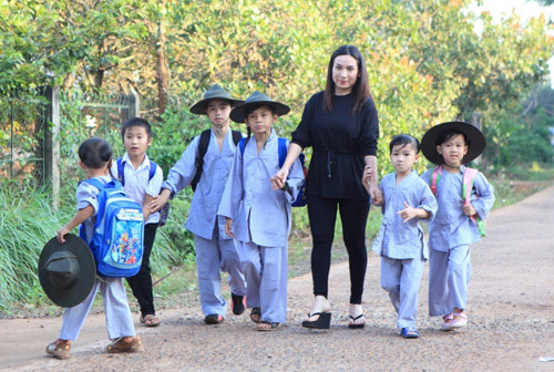 Không chỉ nổi tiếng trong nước và hải ngoại, ca sĩ Phi Nhung còn được đông đảo khán giả yêu mến bởi tấm lòng thiện nguyện. Cho đến nay, giọng ca sinh năm 1972 đã nhận nuôi 23 người con với những hoàn cảnh khác nhau.