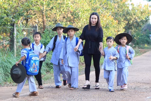 Không chỉ nổi tiếng trong nước và hải ngoại, ca sĩ Phi Nhung còn được đông đảo khán giả yêu mến bởi tấm lòng thiện nguyện. Cho đến nay, giọng ca sinh năm 1972 đã nhận nuôi 23 người con với những hoàn cảnh khác nhau.