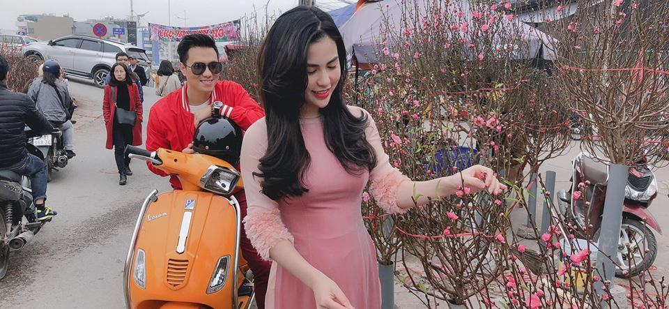 Dịp Tết Nguyên đán vừa qua, nam diễn viên "Người phán xử" khoe ảnh đưa bà xã đi sắm cành đào về trang trí nhà cửa ngày Tết.