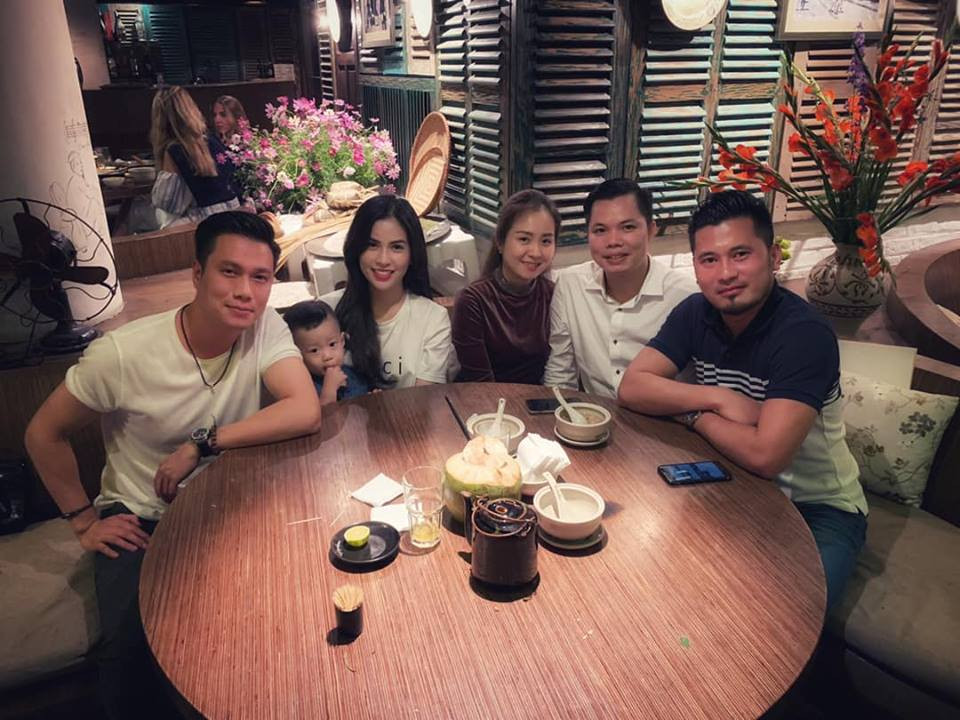 Trong khi đó, một người bạn thân thiết lại đăng tải mừng ngày lễ tình nhân cùng vợ chồng cô.