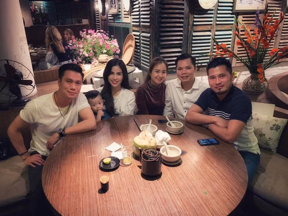 Trong khi đó, một người bạn thân thiết lại đăng tải mừng ngày lễ tình nhân cùng vợ chồng cô.