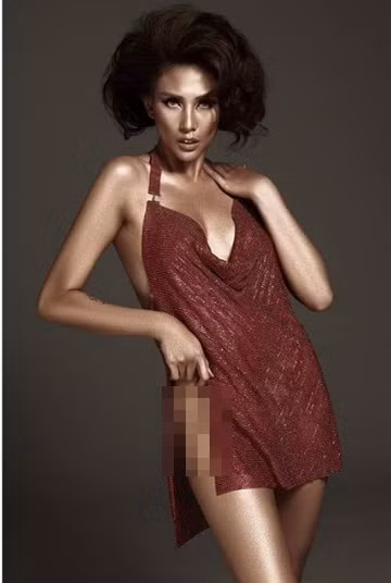 Dù nổi tiếng trong giới người mẫu nhưng siêu mẫu Võ Hoàng Yến không ít lần khiến fan phải "hết hồn" với phong cách thời trang hở bạo, như muốn "bức tử" vòng một của mình.