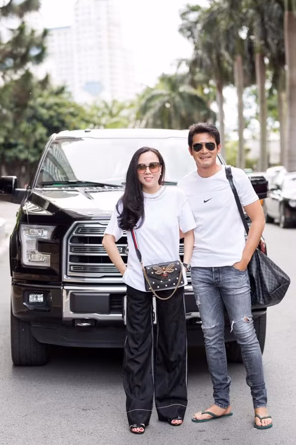 Bỏ mặc thị phi, nam diễn viên và người phụ nữ giàu có hơn 7 tuổi được anh gọi là vợ dùng thời gian để chứng minh cho mối quan hệ bền chặt của mình. Ở bên vợ đại gia nổi tiếng là dân chơi hàng hiệu và có "máu mặt" trong làng giải trí, cuộc sống của nam diễn viên họ Quách cũng thay đổi.