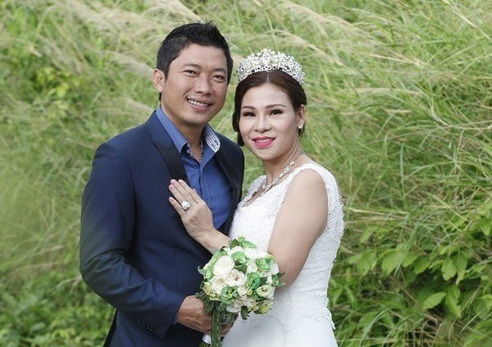 Cuộc sống hôn nhân của Kinh Quốc và người vợ thứ hai hơn tuổi cũng thu hút nhiều sự chú ý. Bà xã của nam diễn viên là một doanh nhân thành đạt, sở hữu nhiều đất đai và có cả trang trại tại thành phố biển Vũng Tàu