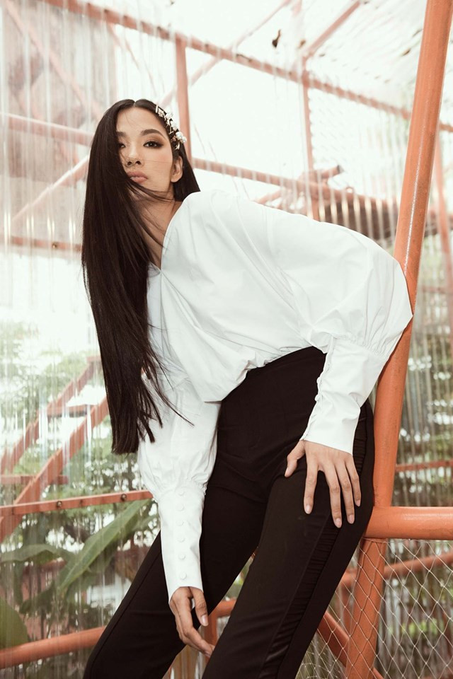 Dù trang phục hở hang hay kín đáo vẫn làm toát lên vẻ đẹp thần thái của Á hậu 1 Hoa hậu Hoàn vũ Việt Nam 2017.