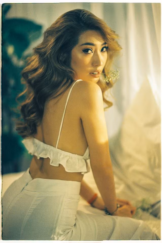 Ngoài đi hát, người đẹp còn lấn sân sang làm MC, diễn viên...