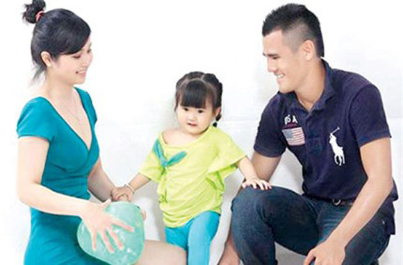 Sau ly hôn Thảo Trang "Tiếng sét trong mưa", Phan Thanh Bình nhận trách nhiệm nuôi dạy con gái chung của hai người tên Huỳnh My. Cô bé năm nay đã gần 10 tuổi và sống rất tình cảm.