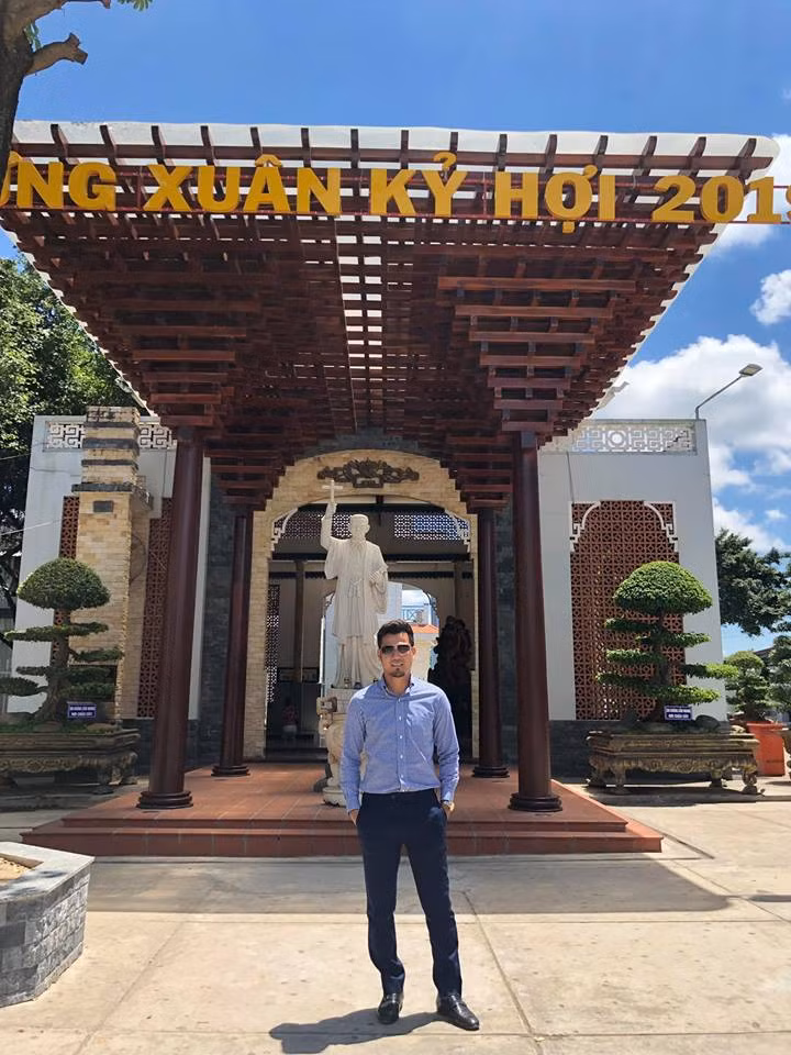 Nam HLV U40 cũng thường xuyên chia sẻ ảnh một mình đi vãn cảnh chùa mỗi lúc rảnh rỗi. Ảnh: FBNV.