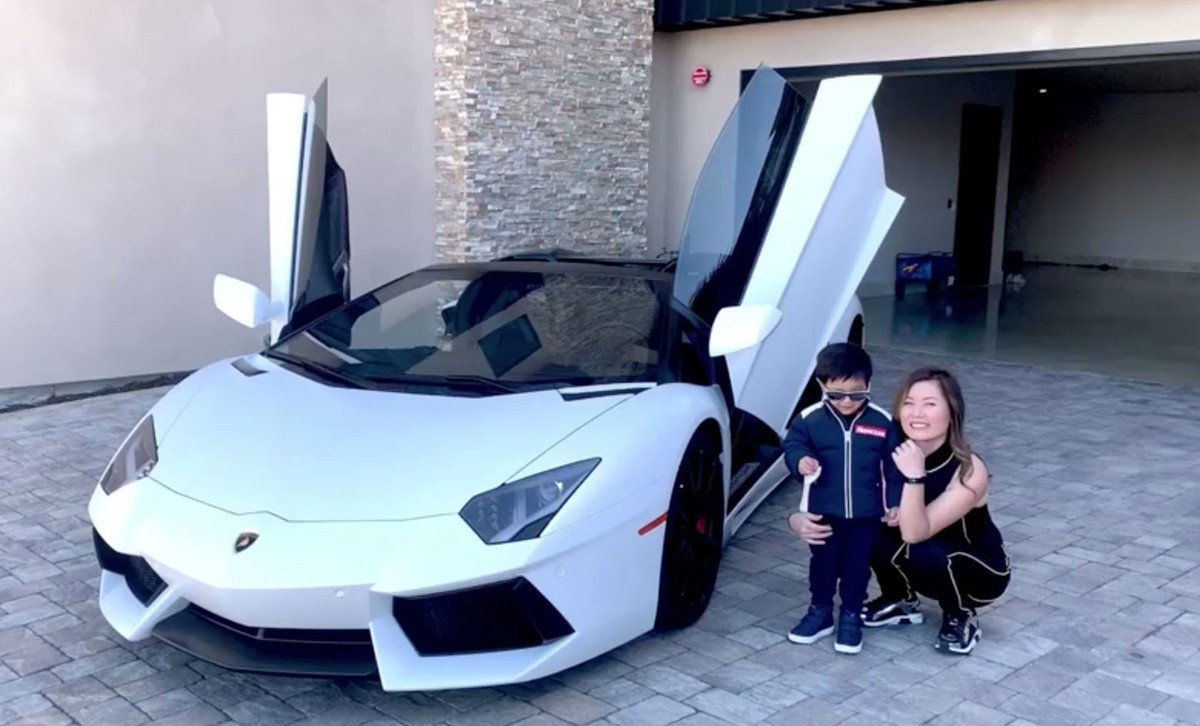 Tháng 9 vừa qua, doanh nhân Thủy Tiên còn đăng tải đoạn clip cùng con trai đi dạo trên chiếc xế sang, kèm theo đó là dòng chia sẻ: "Vì Thiên Từ bị bệnh nên phải chiều anh ấy. Lái xe chở Thiên Từ đi vòng vòng khu nhà vì anh ấy còn nhỏ và theo luật giao thông, Thiên Từ không được ngồi ghế trước xe nên 2 mẹ con chỉ dám lái xe trong khu vực nhà thôi".