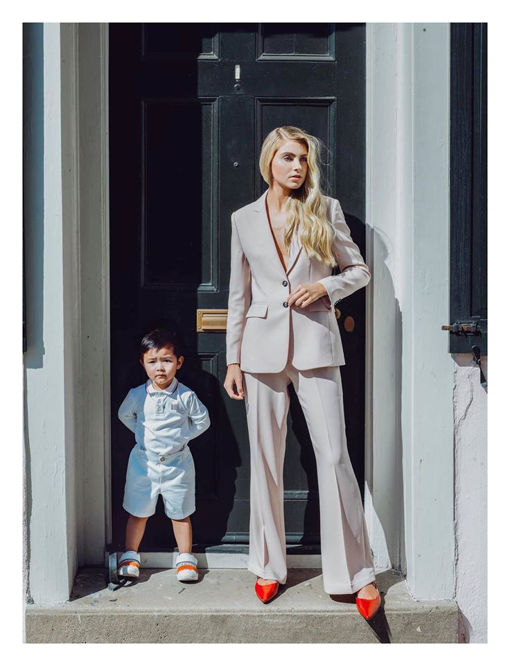 Mới đây, quý tử nhà Đan Trường - Thủy Tiên còn gây sốt khi còn ở tuổi mẫu giáo đã có công ty riêng do ba mẹ lập cho. Công ty riêng của Thiên Từ chuyên bán những sản phẩm như quần áo, giày dép và nước hoa...