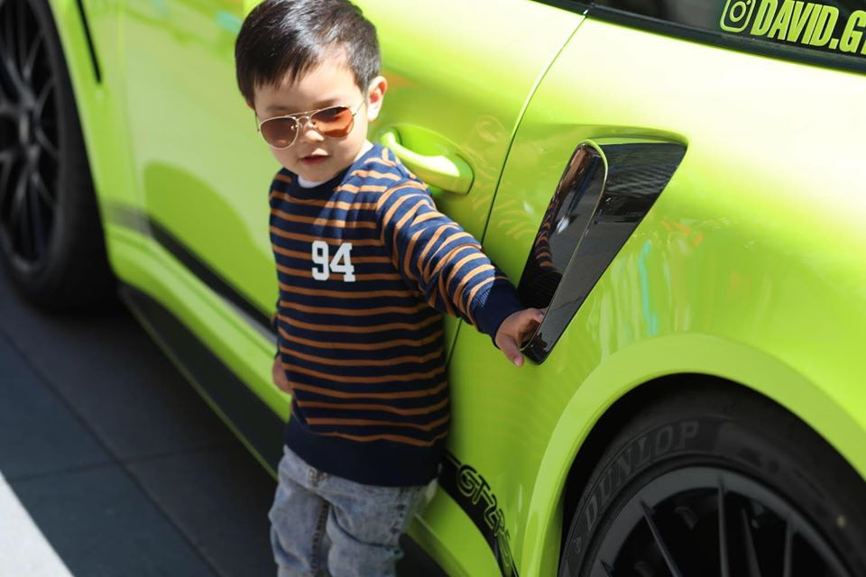 Nhóc tì nhà anh "Bo" còn có thú mê siêu xe giống mẹ.