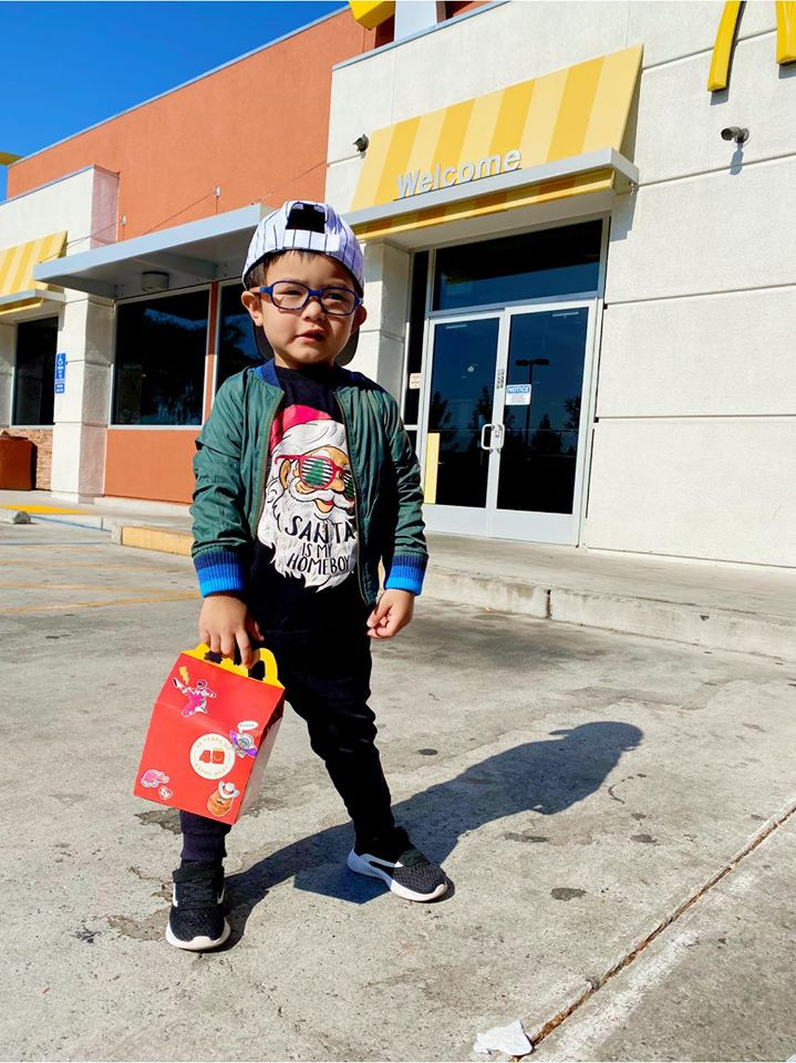 Không chỉ sở hữu công ty riêng hay kiếm được khoảng 20 triệu đồng mỗi tháng thông qua kênh Youtube riêng, Thiên Từ còn ước mơ trở thành Tổng thống. Theo đó, bà xã Đan Trường chia sẻ vui về con trai: "Những ngày em đi học: Ngày thì bắt mẹ đeo đồng hồ, ngày thì đội nón, ngày thì bắt dẫn đi ăn McDonald trước khi đi học, và ngày nay em bảo mẹ 'Con muốn trở thành tổng thống'".