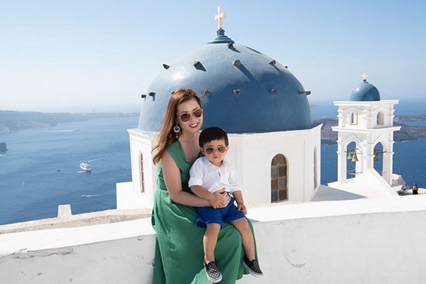 Thiên Từ cũng thường xuyên được bố mẹ cho đi đây đi đó để mở mang tầm mắt, tận hưởng những chuyến du lịch sang chảnh.