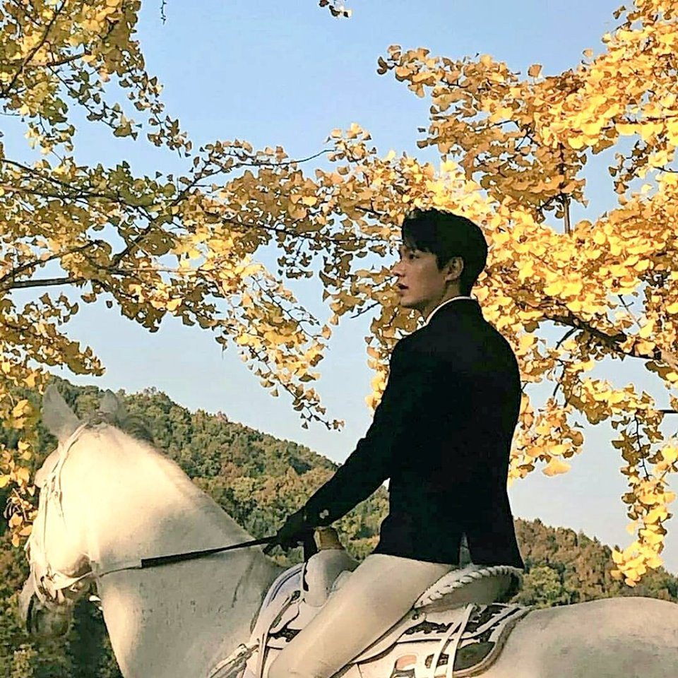 Lee Min Ho cưỡi bạch mã, khoe vẻ điển trai giữa khung cảnh thơ mộng.