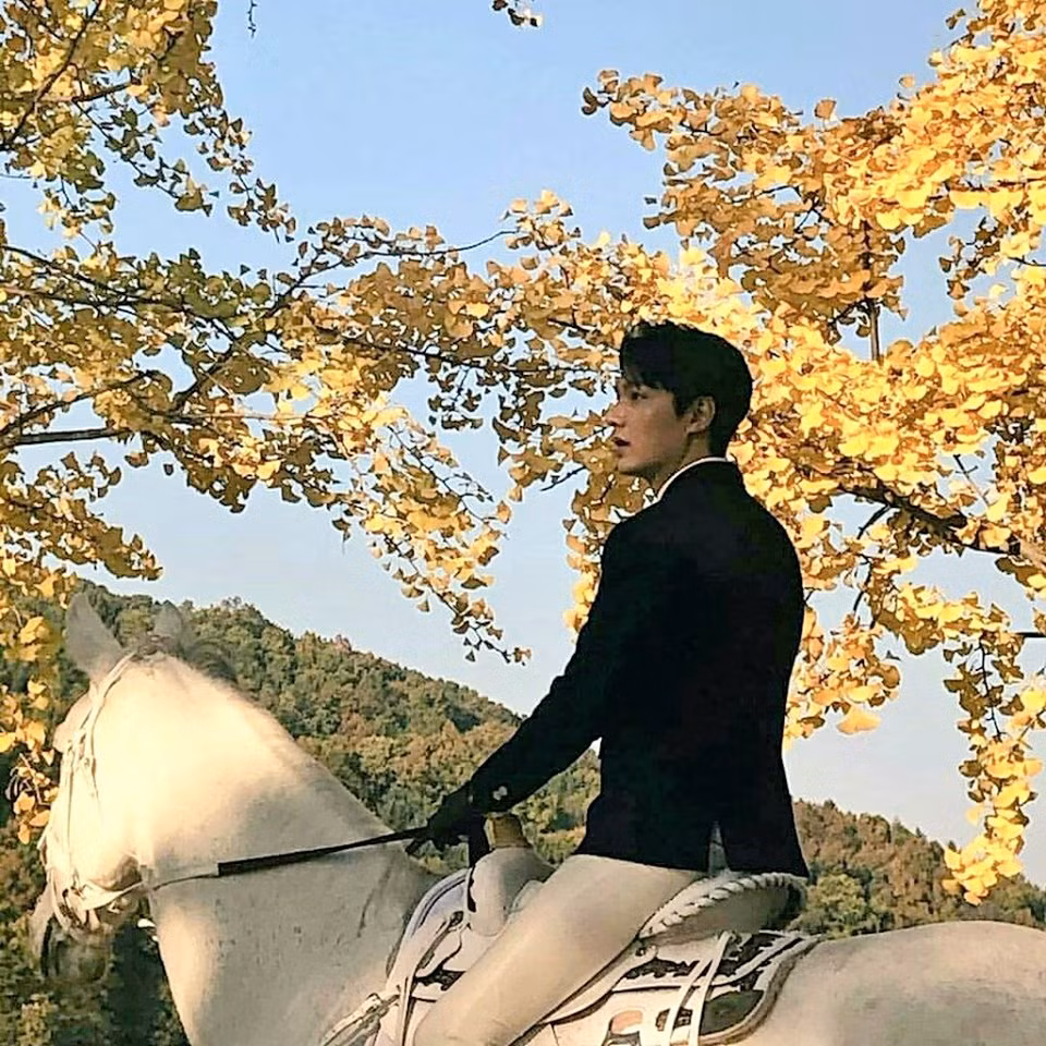 Lee Min Ho cưỡi bạch mã, khoe vẻ điển trai giữa khung cảnh thơ mộng.