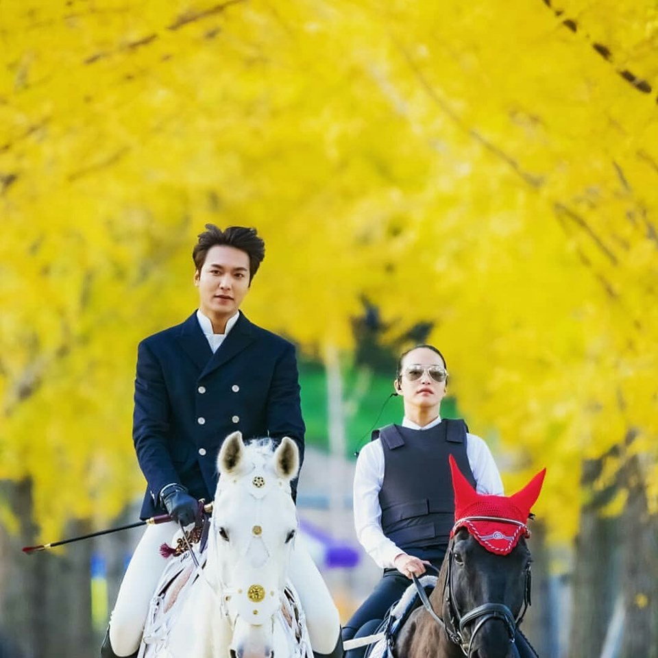 Tác phẩm thuộc thể loại xuyên không gian được chấp bút bởi biên kịch Kim Eun Sook - người từng hợp tác với Lee Min Ho trong "The Heirs" (2014).