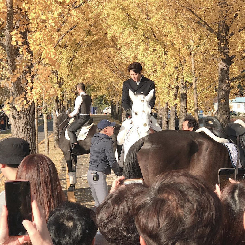 Fan vây kín phim trường để chụp ảnh thần tượng.