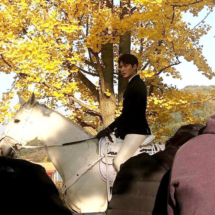 Những hình ảnh trên phim trường của Lee Min Ho cũng đang được các fan chụp lại và chia sẻ rần rần trên Weibo, Instagram...