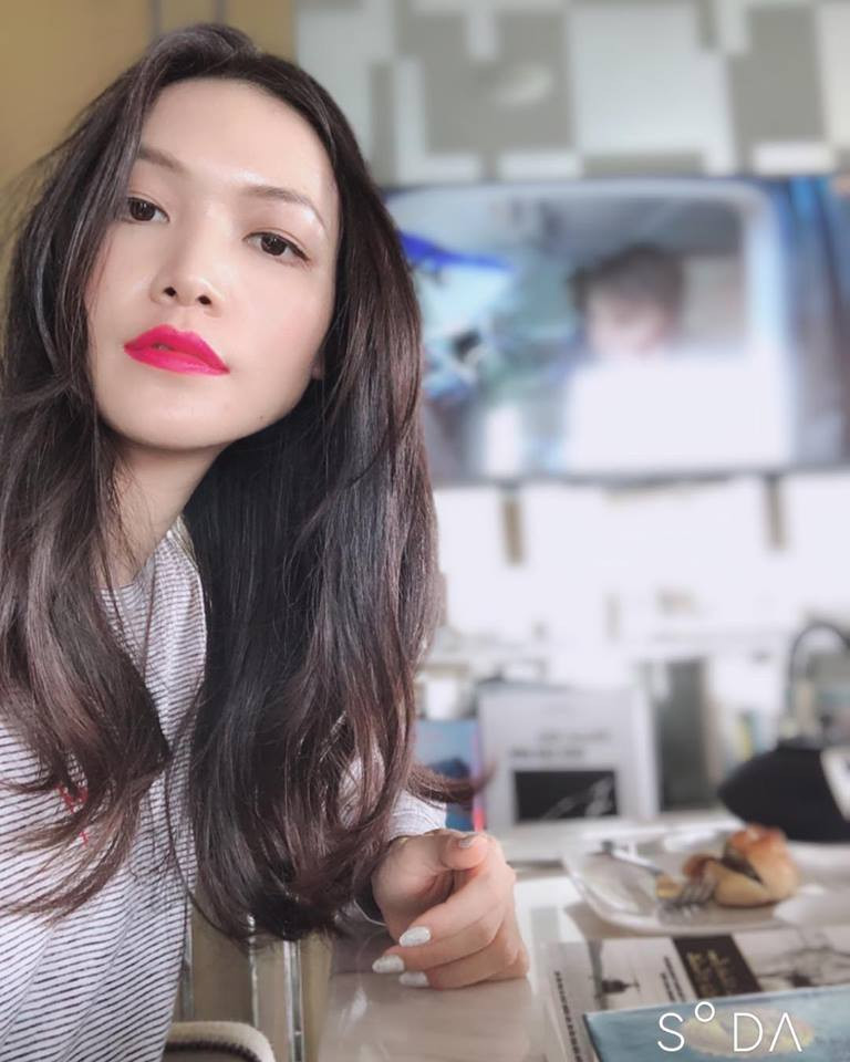 Chưa hết, dưới phần bình luận, Thùy Dung còn cho rằng cụm từ ”Hoa hậu của các Hoa hậu” chỉ dùng để câu view, không có ý nghĩa thiết thực, vô bổ, và gây ra sự so sánh thiếu hiểu biết. cô còn khuyên các bạn trẻ không nên tiếp thu những điều không tốt này.